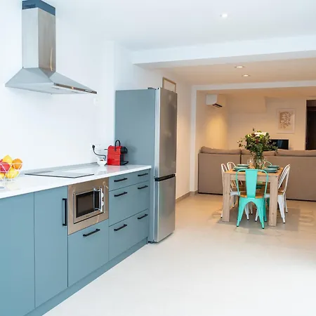 Molino Y Garaje アパート